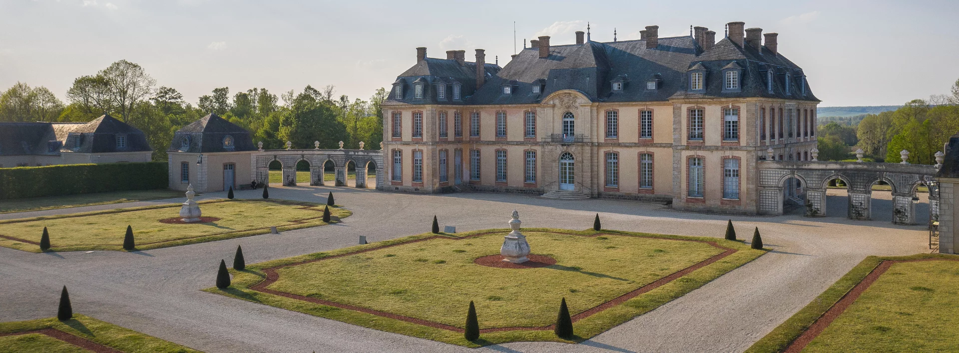 Château historique français en pierre claire au crépuscule